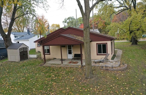 Drayton Plains Hütte | Cottage with access to private lake.