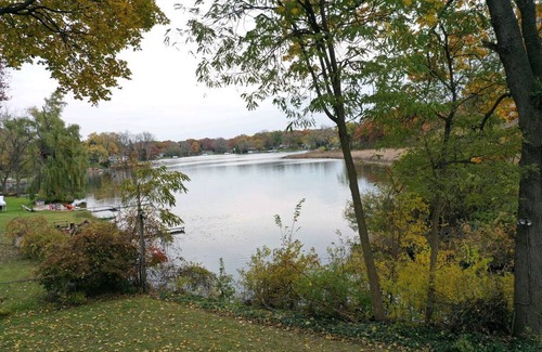 Drayton Plains Hütte | Cottage with access to private lake.