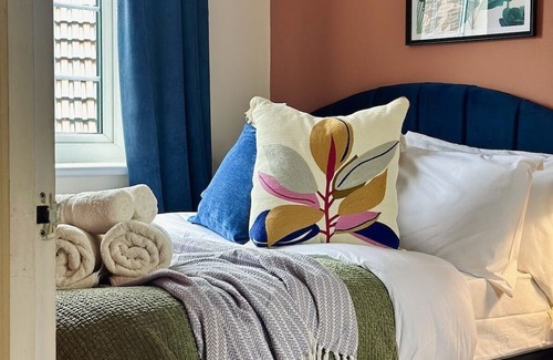 Gravesend Haus | Stylish House in Kent with Wi-Fi&Parking Sleeps 8