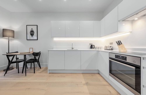Canbury Wohnung | Experience the ambience and comfort of home for as long as you like.