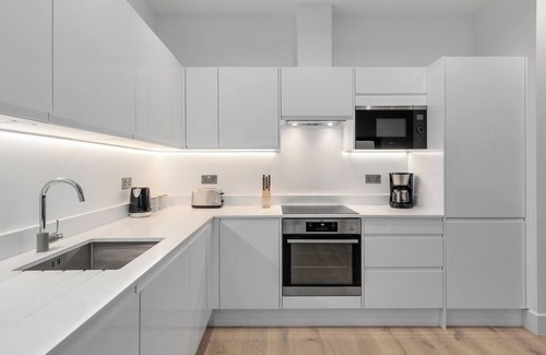Canbury Wohnung | Experience the ambience and comfort of home for as long as you like.