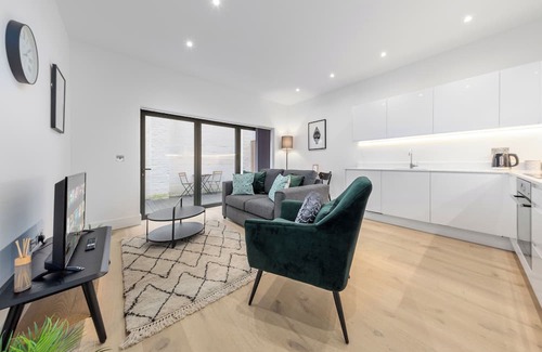 Canbury Wohnung | Experience the ambience and comfort of home for as long as you like.