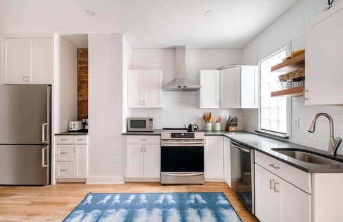 Williamsburg Wohnung | Ainslie Manor by Rove Travel | 6BR TH w/Backyard
