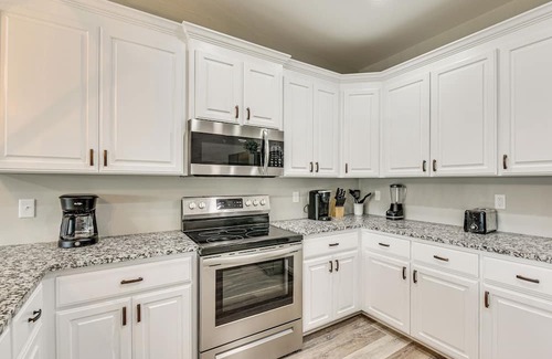 Dothan Haus | Spacious Dothan Home ~ 4 Mi to Downtown!