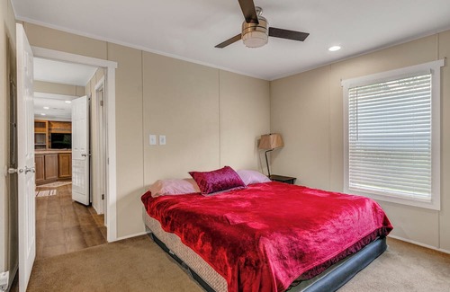 Jasper Haus | Conveniently located comfy cabin in the lake front community of Westwood