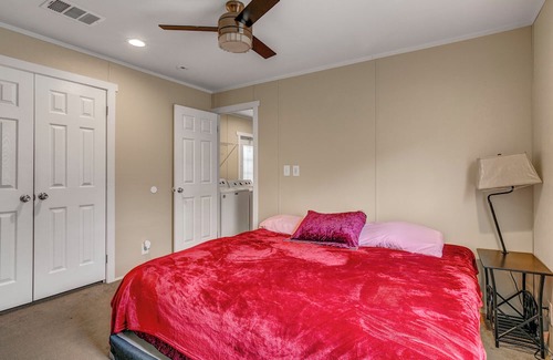 Jasper Haus | Conveniently located comfy cabin in the lake front community of Westwood
