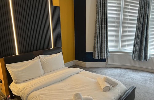 Westcliff-on-Sea Wohnung | Deluxe big size bedroom with a shared bathroom