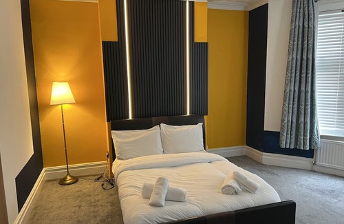 Westcliff-on-Sea Wohnung | Deluxe big size bedroom with a shared bathroom