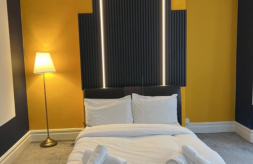 Westcliff-on-Sea Wohnung | Deluxe big size bedroom with a shared bathroom