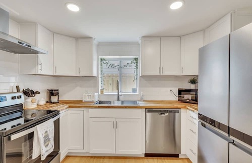 Eastside Haus | Stunning Bungalow with High-End Finishes, Spacious Yard by Lucky Savannah