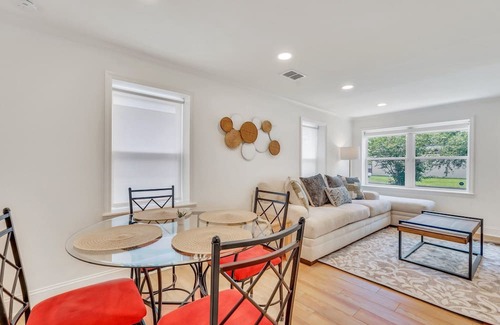 Eastside Haus | Stunning Bungalow with High-End Finishes, Spacious Yard by Lucky Savannah