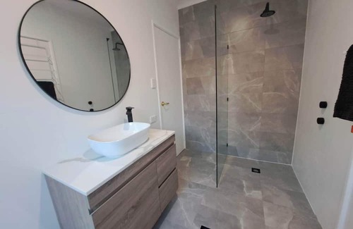 Ballajura Haus | Paradise on the Lake - King Room