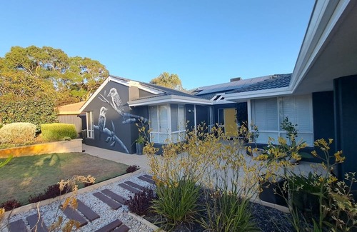 Ballajura Haus | Paradise on the Lake - King Room