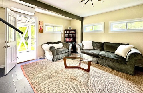 Woodstock Hütte | Woodstock Carriage House, Walk-to-town, Full Summer or Summer/Fall