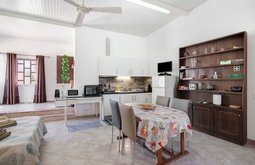 Colmeal Wohnung | Studio Apartment 'Holiday Home Medronhal Faro' with Mountain View, Wi-Fi and Air Conditioning
