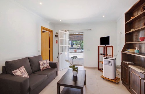 Colmeal Haus | Holiday Home 'Medronhal Faro' with Mountain View, Wi-Fi and Air Conditioning