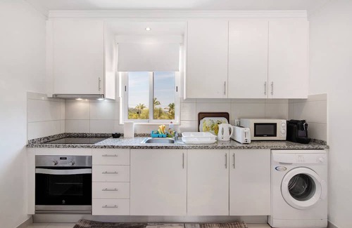 Colmeal Haus | Holiday Home 'Medronhal Faro' with Mountain View, Wi-Fi and Air Conditioning