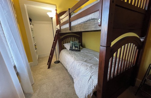 Berlin Haus | spacious home, big yard with fire & horseshoe pit, close to ATV & hiking trails