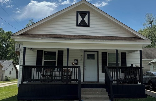 Miami Haus | Comfortable cottage in Miami Oklahoma - pet friendly