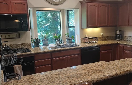 Loomis Wohnung | Two bedroom apartment in the country. With its own private hot tub!