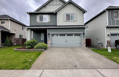 Spanaway Haus | Mid-Side house located in Spanaway perfect home away from home!