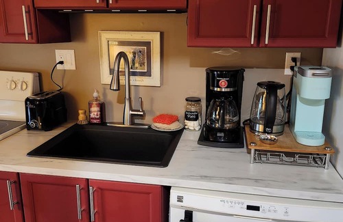 Cardinal Wohnung | Rustic Studio Apartment in Cardinal, ON WiFi, AC, firetable & seasonal hot tub!