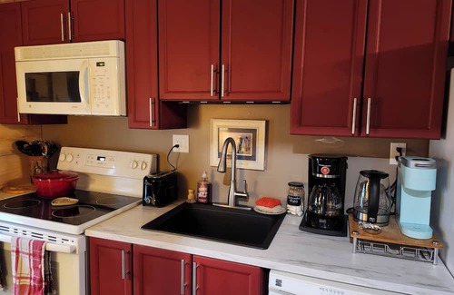 Cardinal Wohnung | Rustic Studio Apartment in Cardinal, ON WiFi, AC, firetable & seasonal hot tub!