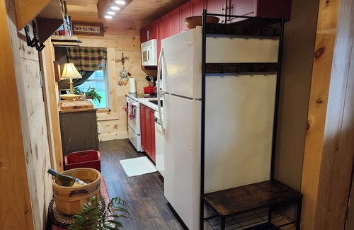 Cardinal Wohnung | Rustic Studio Apartment in Cardinal, ON WiFi, AC, firetable & seasonal hot tub!