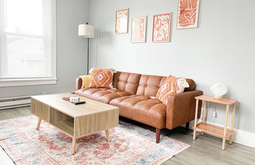 Piqua Wohnung | Stylish 2-Bedroom duplex in prime location!