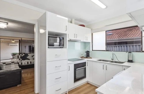 Dianella Haus | YoucomeAu Youth hostel comfortable two-story building with a swimming pool.