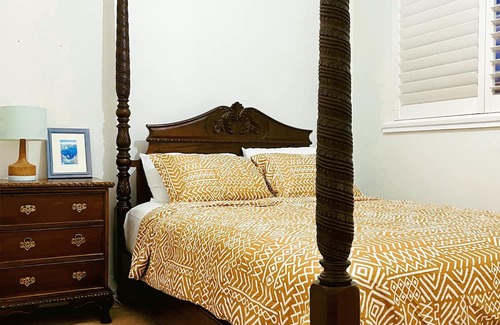 Dianella Haus | YoucomeAu Youth hostel comfortable two-story building with a swimming pool.