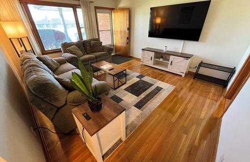 Champaign Haus | Comfy 2 br w/ 1-car garage off I-74, 5 Min to UofI