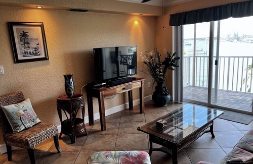 Capri Isle Eigentumswohnung | One bedroom, one bath condo on the water. Walk to beaches. Breath taking view