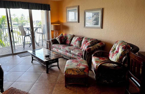 Capri Isle Eigentumswohnung | One bedroom, one bath condo on the water. Walk to beaches. Breath taking view