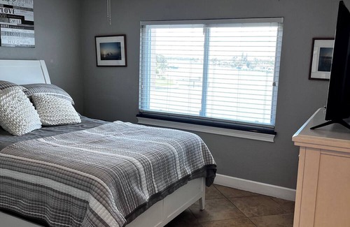 Capri Isle Eigentumswohnung | One bedroom, one bath condo on the water. Walk to beaches. Breath taking view