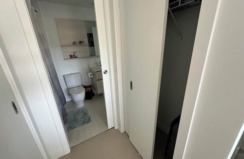 Lower Mount Royal Eigentumswohnung | Heart of Downtown Calgary, beside 17 ave, close to all city centre and trails