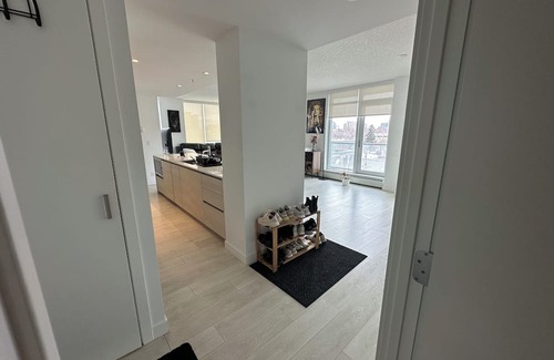 Lower Mount Royal Eigentumswohnung | Heart of Downtown Calgary, beside 17 ave, close to all city centre and trails