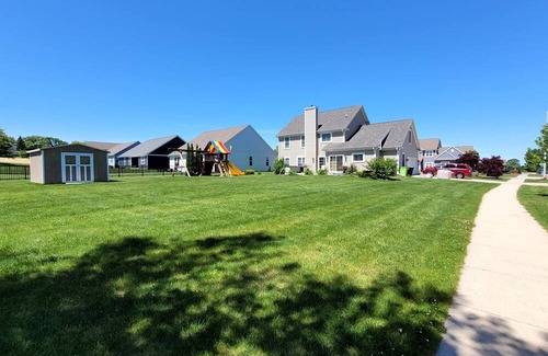 Hartford Haus | 2 story home on the outskirts of Hartford minutes from Women's US Open.