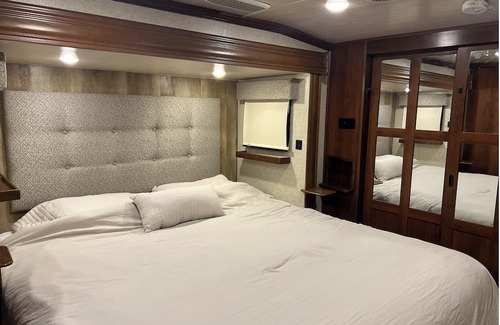 Prescott Haus | A few minutes from the historic downtown Prescott. Pet-friendly RV for 4.