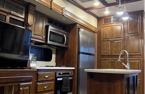 Prescott Haus | A few minutes from the historic downtown Prescott. Pet-friendly RV for 4.