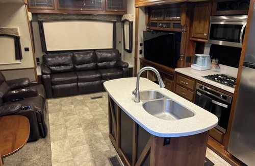 Prescott Haus | A few minutes from the historic downtown Prescott. Pet-friendly RV for 4.