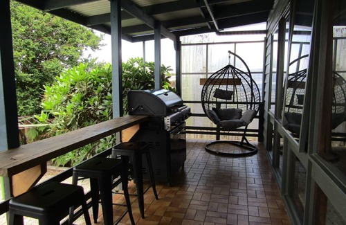 Tenby Point Hütte | The Tenby Cottage with Bay Views, Backing onto Scenic Paddock, Cozy Retreat