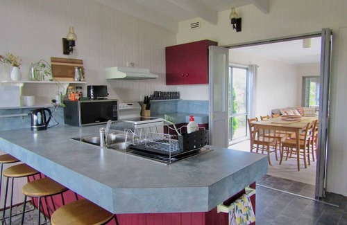Tenby Point Hütte | The Tenby Cottage with Bay Views, Backing onto Scenic Paddock, Cozy Retreat