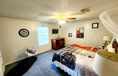 Karnack Haus | Bring the whole family to this great woodsy home w/ lots of room for fun!!