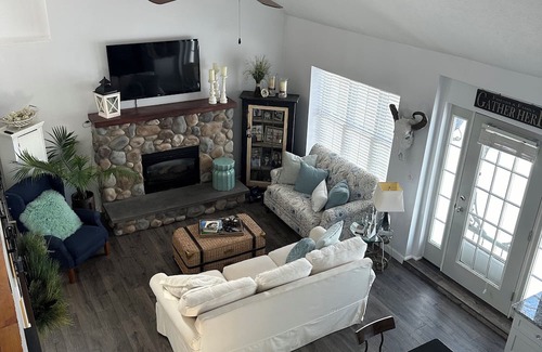 Crystal Hütte | A beautiful cottage located in the lake in Crystal, MI