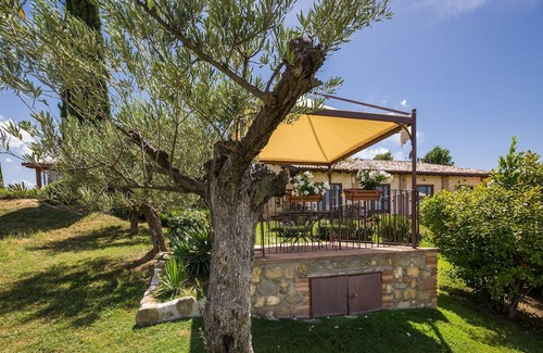 Cannara Wohnung | L’Olmo Agriturismo di charme-The Sunrise suite with breathtaking view of Assisi.