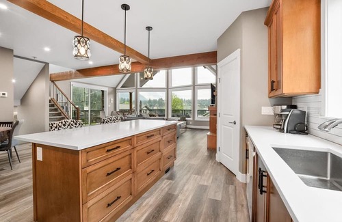 Hope Haus | Escape to Serenity: Lake Retreat with Majestic Mountain Views!