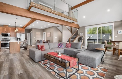 Hope Haus | Escape to Serenity: Lake Retreat with Majestic Mountain Views!