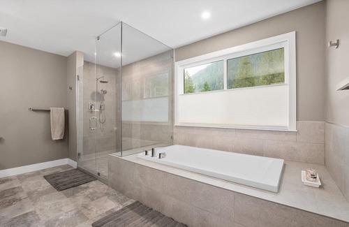 Hope Haus | Escape to Serenity: Lake Retreat with Majestic Mountain Views!