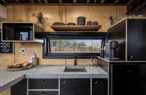 St Leonards Kabine | A quirky yet functional 40ft shipping container.